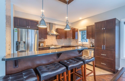Silver Star Mountain House | Cozy whole house on the Knoll - Private hot tub, BBQ and pet friendly too!