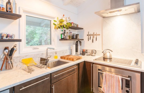 Guerneville Cottage | Cozy Wooded Cottage of Guerneville