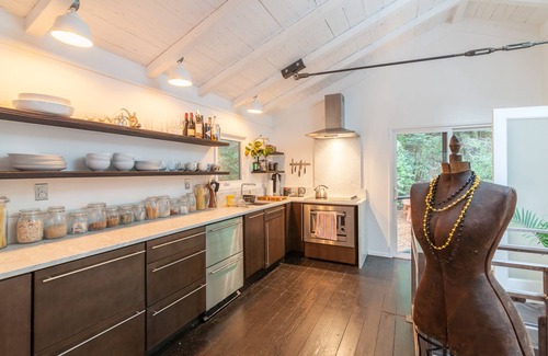 Guerneville Cottage | Cozy Wooded Cottage of Guerneville