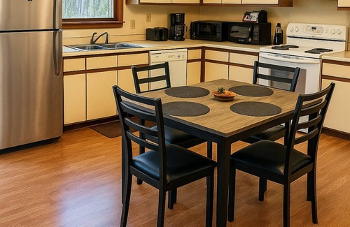 Albrightsville House | Cozy Wooded Escape