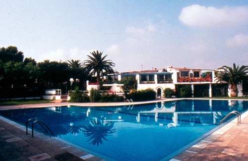 Miami Platja House | Cozy Wooden Bungalow Near Beach with Pool Access, Close to Port Aventura.
