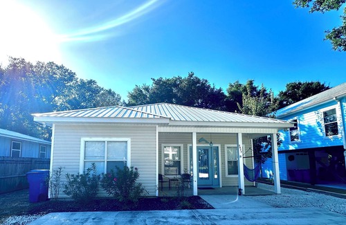 Ono Island House | Cozy Yellow Cottage at Bear Point