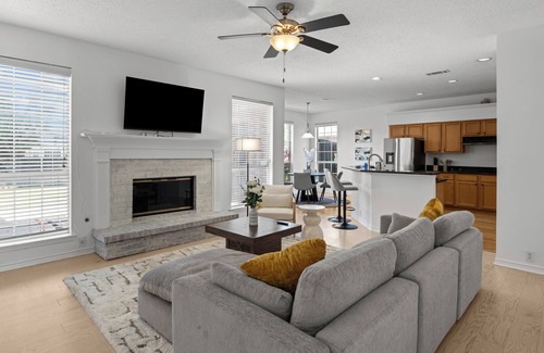 Carrollton House | Cozy4B2.5B｜Lush Backyard for leisure｜Fully furnished｜Garage access #42456