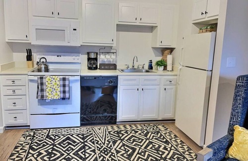 Central Vermont- Killington Apartment | CozyCub- Pool, AC, Hiking, Mountain Biking, Tennis