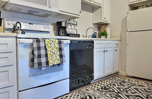 Central Vermont- Killington Apartment | CozyCub- Pool, AC, Hiking, Mountain Biking, Tennis