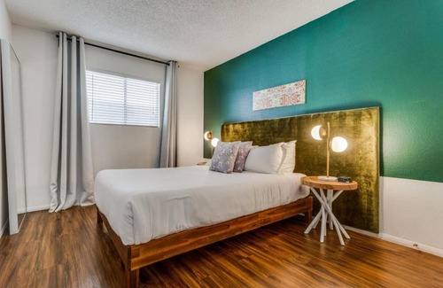 Barton Hills Apartment | CozySuites 2BR Apartment Skyline Barton Creek #05