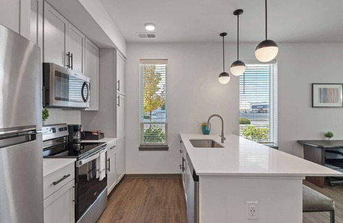 Indianapolis Apartment | CozySuites Ayr | parking, pool, gym #02