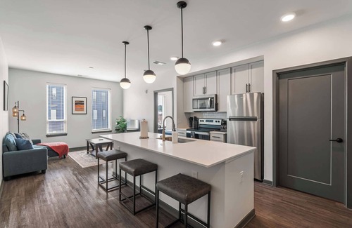 Indianapolis Apartment | CozySuites Ayr | parking, pool, gym #08
