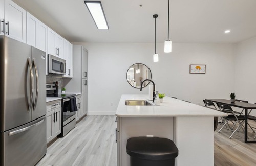 Glendale Sports and Entertainment District Apartment | CozySuites Glendale - Westgate w pool! 18