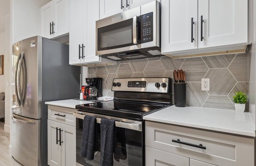 Glendale Sports and Entertainment District Apartment | CozySuites Glendale - Westgate w pool! 18