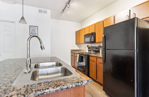 Glendale Sports and Entertainment District Apartment | CozySuites Glendale - Westgate with pool! 12