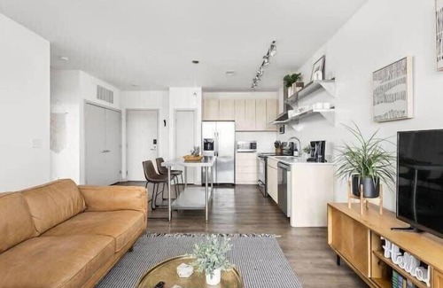 Lockerbie Square Apartment | CozySuites l Chic 1BR, Bottleworks Indy #5