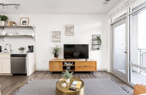Lockerbie Square Apartment | CozySuites l Chic 1BR, Bottleworks Indy #5
