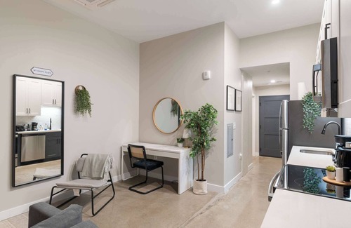 Downtown Cincinnati Apartment | CozySuites Modern 1BR | OTR District #03