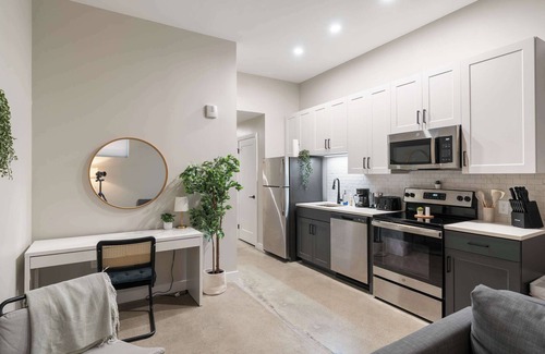 Downtown Cincinnati Apartment | CozySuites Modern 1BR | OTR District #03
