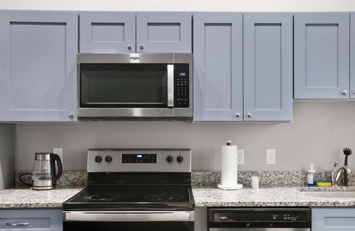 Strip District Apartment | CozySuites Modern 1BR in Downtown Pitts #3