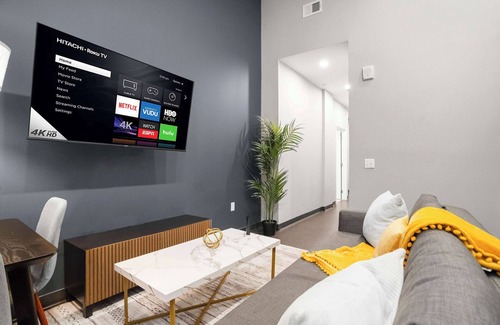Strip District Apartment | CozySuites Modern 1BR in Downtown Pitts #3