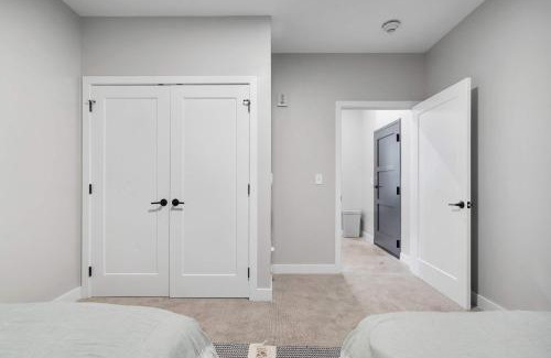 Downtown Cincinnati Apartment | CozySuites Modern 1BR OTR District #02