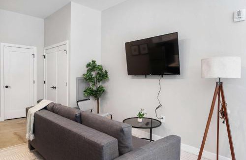 Downtown Cincinnati Apartment | CozySuites Modern 1BR OTR District #02