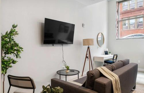 Downtown Cincinnati Apartment | CozySuites Modern 1BR OTR District #02