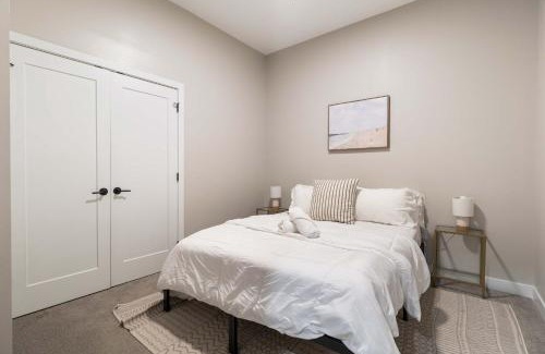 Downtown Cincinnati Apartment | CozySuites Modern 1BR OTR District #03