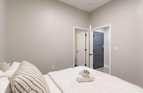 Downtown Cincinnati Apartment | CozySuites Modern 1BR OTR District #03