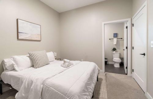 Downtown Cincinnati Apartment | CozySuites Modern 1BR OTR District #03