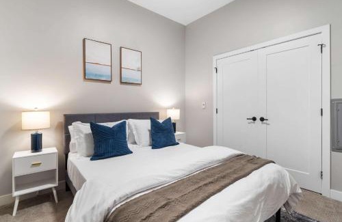 Downtown Cincinnati Apartment | CozySuites Modern 1BR OTR District #04