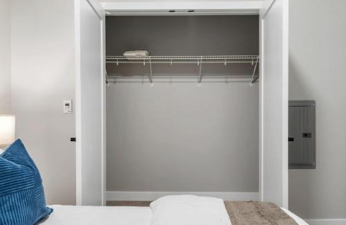 Downtown Cincinnati Apartment | CozySuites Modern 1BR OTR District #04