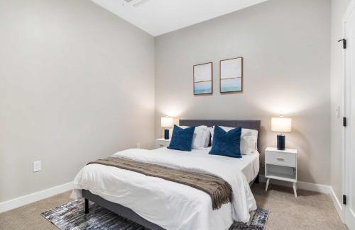 Downtown Cincinnati Apartment | CozySuites Modern 1BR OTR District #04