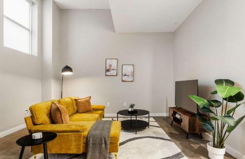 Downtown Cincinnati Apartment | CozySuites Modern 1BR OTR District #05