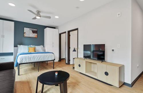 Lockerbie Square Apartment | CozySuites on Mass with garage parking #18
