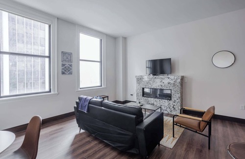 Downtown Cincinnati Apartment | CozySuites Sky Central #6