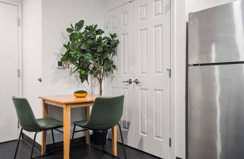 Cultural District Apartment | CozySuites Stunning 1BR in Downtown Pitts #1