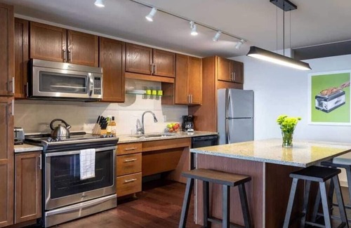 Downtown Dallas Apartment | CozySuites TWO Lovely 2BR 2BA Condo