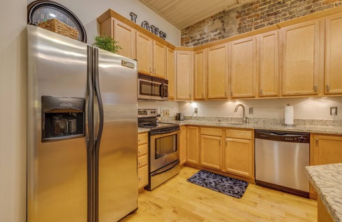 Bristol Apartment | CozyUrbanLoft-Downtown Living at its Finest!