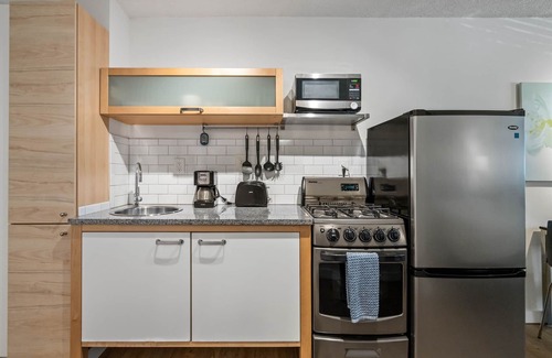 Midtown Apartment | (CPB) Quiet Studio Perfect for Travel Nurses