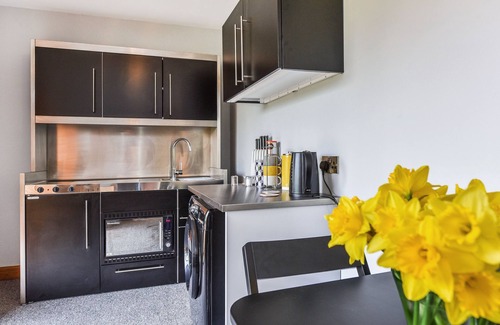 Waterlooville Cottage | Crabden Meadows, Blendworth - sleeps 2 guests in 1 bedroom + sofa bed