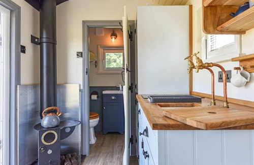 Waterlooville Cottage | Crabden Shepherd Hut - Blendworth - sleeps 2 guests in 1 bedroom