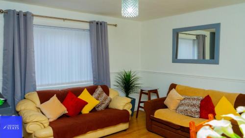 Cradley Heath House | Cradley Manor - Spacious 6 Bedroom House