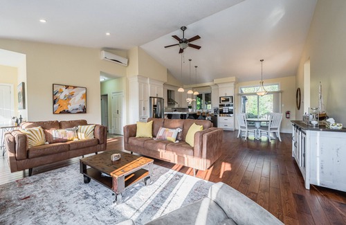 South Bruce Peninsula House | Craftsman cottage with hot tub near beach
