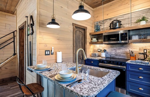 Gatlinburg Ski Chalet | Craftsman's Cove – Brand New Luxury Cabin in the Arts & Crafts District