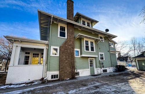 Willmar Apartment | CRAFTSMAN'S MAIN FLOOR with huge DECK!