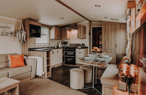 Ayr Cabin | Craig Tara Close to Beach Dog Friendly Free Wifi