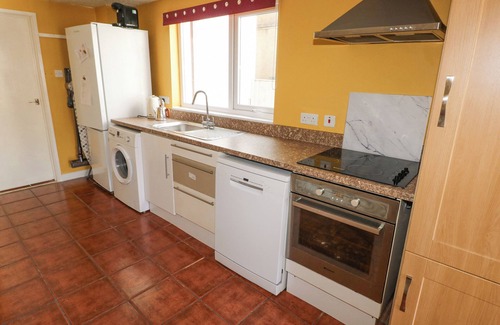 Llansteffan Cottage | CRAIG Y DON, pet friendly, with hot tub in Llansteffan