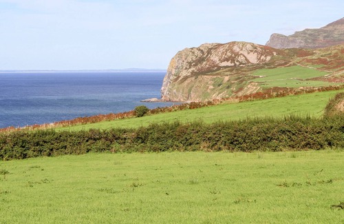 Nefyn Cottage | CRAIGFRYN, pet friendly, country holiday cottage in Nefyn