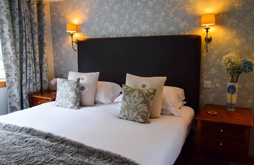 Pitlochry House | Craigmhor Lodge & Courtyard