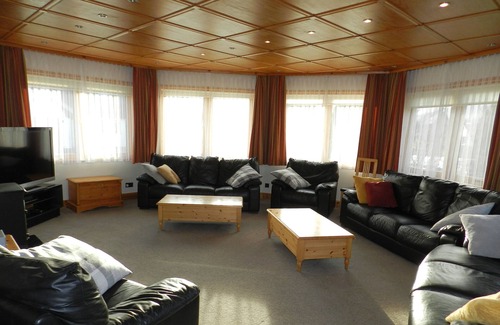 Aviemore House | Craigmore Lodge, Aviemore: sleeps up to 14 with hot tub, sauna, wifi and more