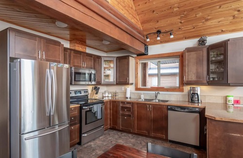 Valemount House | Cranberry Cabin Rental
