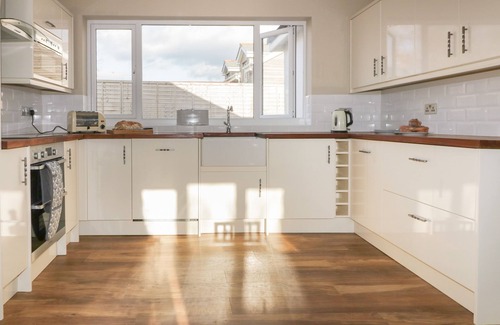 Crantock Cottage | CRANTOCK LODGE, pet friendly, country holiday cottage in Crantock